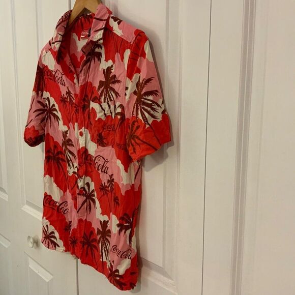 Coca-Cola Women’s Hawaiian Red Pink Button-Up Collared Short Sleeve Rayon Shirt - Picture 5 of 10